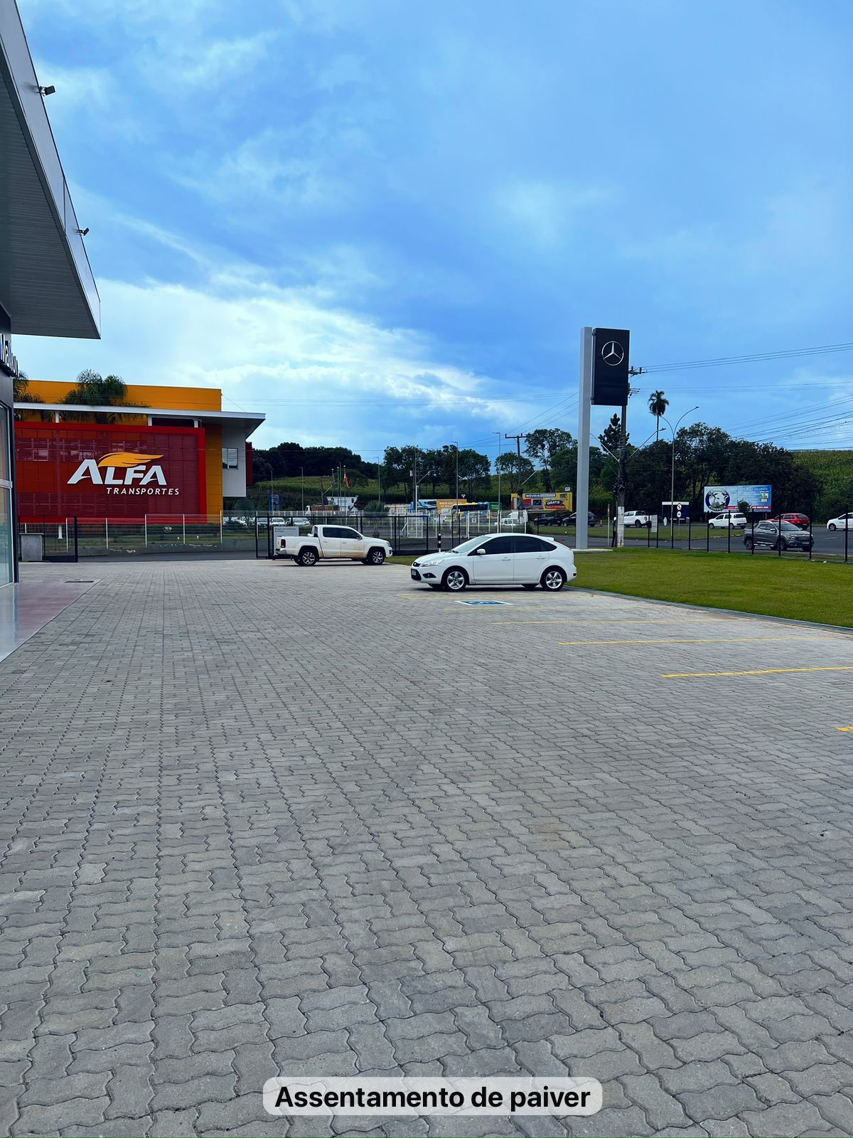 Assentamento de paver — Alfa Transportes: Estacionamento e acesso