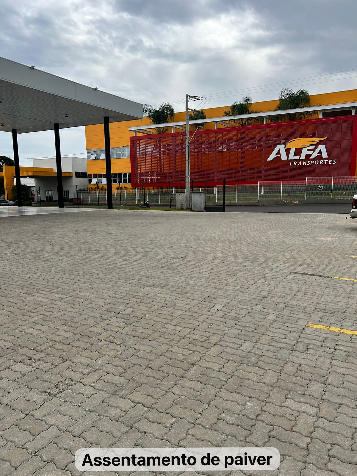 Assentamento de paver — Alfa Transportes: Vista do pátio