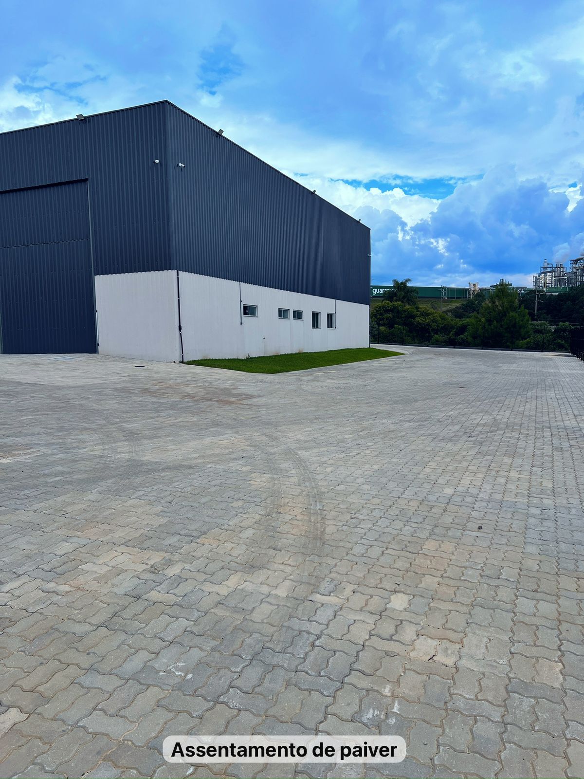 Assentamento de paver — Alfa Transportes: Pavimentação lateral