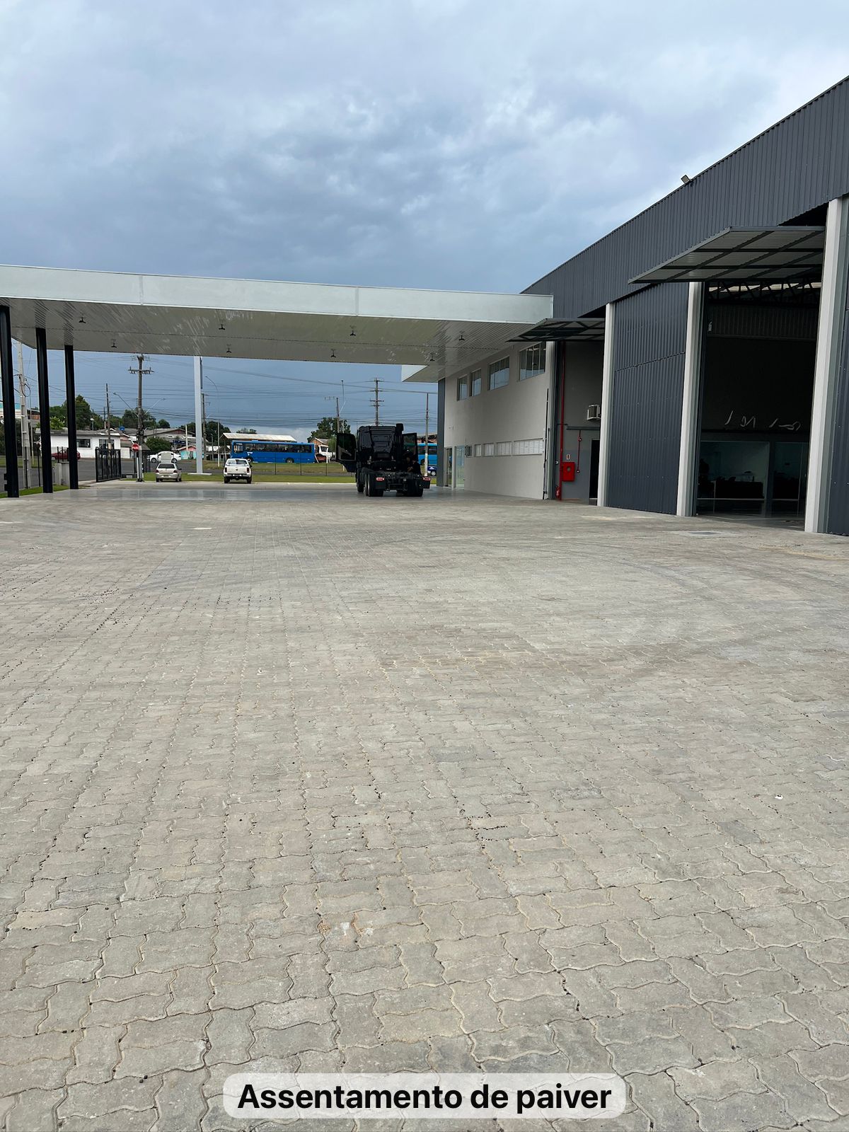 Assentamento de paver — Alfa Transportes: Vista geral da pavimentação