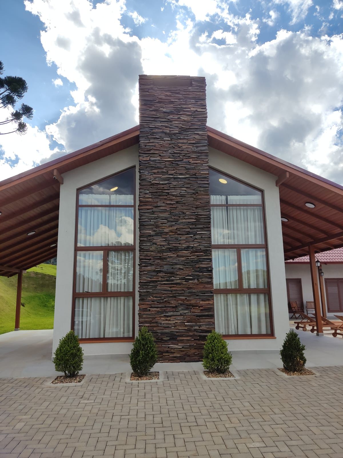 Casa no haras: Fachada e revestimento em pedra