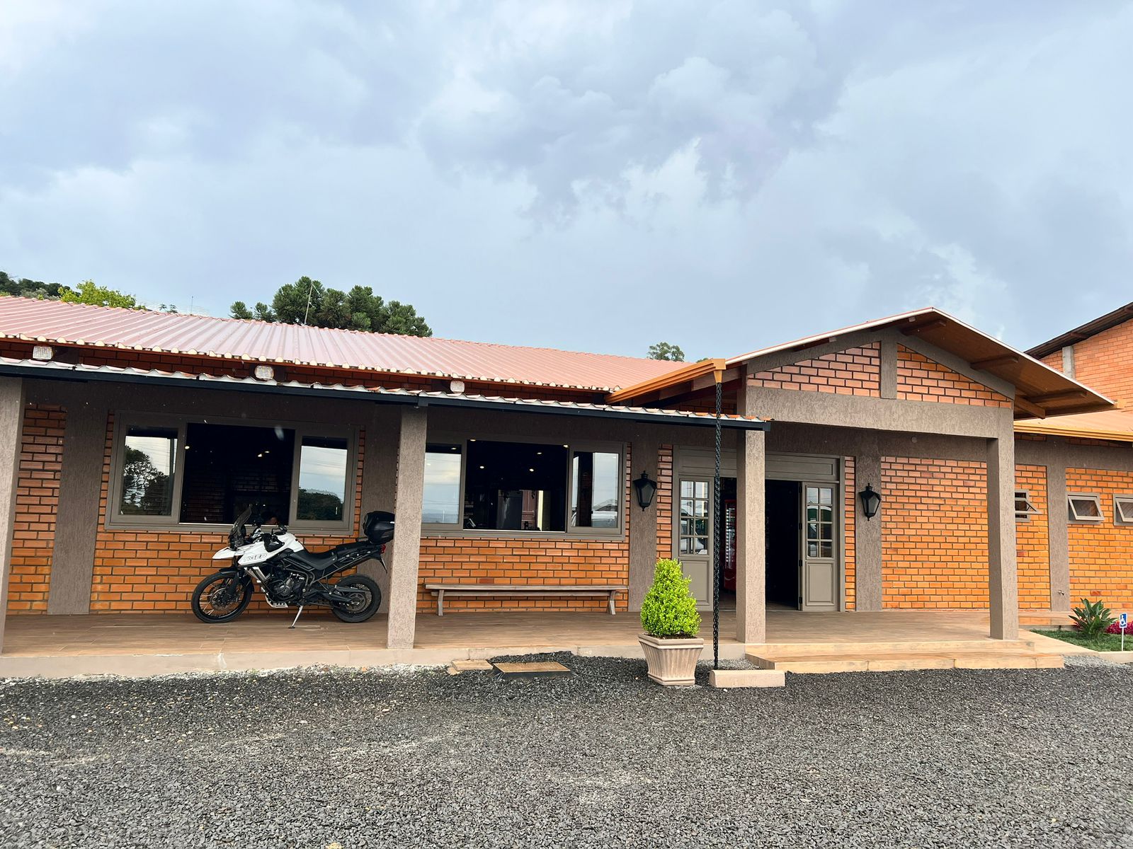 Fachada do restaurante com tijolos aparentes e varanda